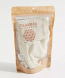 Ein stehender Beutel aus transparentem Kunststoff und Kraftpapier, der ein Paar cremefarbene Trockenbürsthandschuhe enthält, mit einer umgeschlagenen Klappe, die das PAAVANI AYURVEDA Logo zeigt.