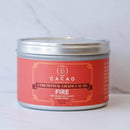 Eine metallische, zylindrische Dose Cacao Laboratory Ceremonial Grade Cacao, in der Sorte „FIRE“ (100% Kakao mit Kurkuma und schwarzem Pfeffer). Das Etikett ist korallenrot mit goldenen Akzenten und zeigt das Nettogewicht von 8oz (226.8g).
