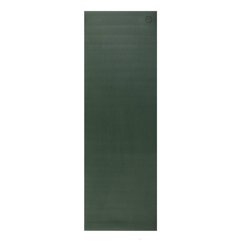 Vollständig ausgerollte dunkelgrüne Yogamatte mit strukturierter Oberfläche und Logo in der oberen Ecke, rechteckige Form, auf weißem Hintergrund.
