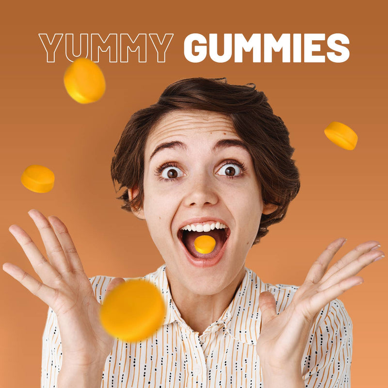 Eine Person, umgeben von gelben Gummibärchen, lächelt; darüber prangt in verspielten Buchstaben der Schriftzug „Yummy Gummies“.