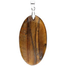 Ein ovaler Tigerauge-Edelsteinanhänger mit einer silberfarbenen Metallöse.