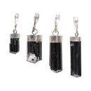 Vier schwarze Turmalin-Kristallanhänger in verschiedenen Größen mit silberfarbenen Metallkappen und Ösen.