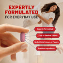 Nahaufnahme einer Hand, die eine violette Kapsel hält, daneben ein Text, der die Produktmerkmale hervorhebt, und im Hintergrund eine lächelnde Frau, die mit einem Kissen springt.