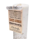 Nahaufnahme einer weißen Kerze mit Etikett für Ausdauer und Rauchquarz.