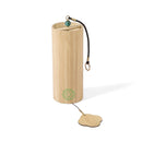 Ein hölzernes zylindrisches Windspiel mit einem grünen Chakra-Symbol.