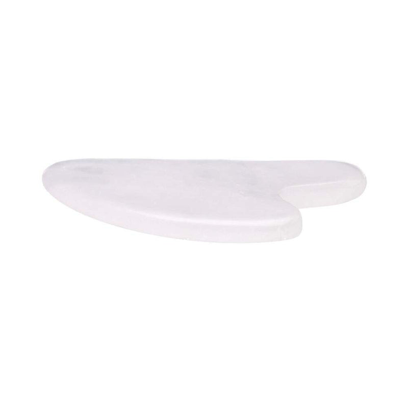Seitenansicht eines weißen Quarz Gua Sha Massagesteins, der sein glattes, flaches Profil zeigt.