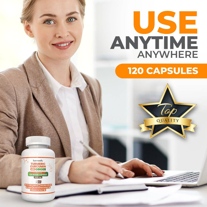 Eine lächelnde Frau arbeitet an einem Laptop, neben einer Flasche Harmonify Turmeric Curcumin mit Ingwer, mit dem Text „USE ANYTIME ANYWHERE“, „120 CAPSULES“ und einem „Top Quality“-Siegel, was die Bequemlichkeit des Produkts betont.