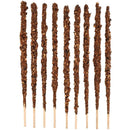 Eine Reihe von neun dicken, handgefertigten botanischen Räucherstäbchen vor weißem Hintergrund. Sie sind stark mit einer dunkelbraunen, groben Mischung aus Kräutern und Harzen beschichtet und haben dünne Holzsockel.