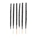 Eine Studioaufnahme von sechs dünnen, gleichmäßig beschichteten schwarzen Räucherstäbchen, die aufrecht vor weißem Hintergrund stehen. Sie haben eine glatte Textur und sind an dünnen Holzsplittern befestigt