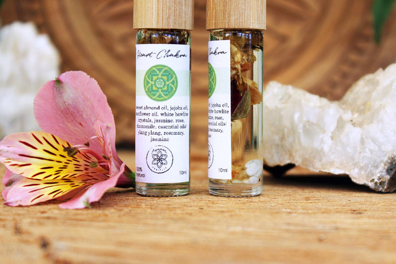 Herz-Chakra-Öl mit Kristallen, Kräutern und ätherischen Ölen