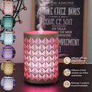 Ein goldfarbener elektrischer Aromatherapie-Diffusor mit einem geometrischen Feder-/Blatt-Ausschnittmuster, der hellrosa leuchtet und Dampf abgibt, mit einer Spalte von sechs Farbvarianten links und einer Grafik, die Merkmale wie 40m² Abdeckung, Kaltverneblung und personalisierbare 7-Farben-Beleuchtung auflistet.