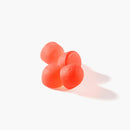 Vier runde, rote Kollagen-Gummis mit Erdbeergeschmack auf einer weißen Oberfläche.