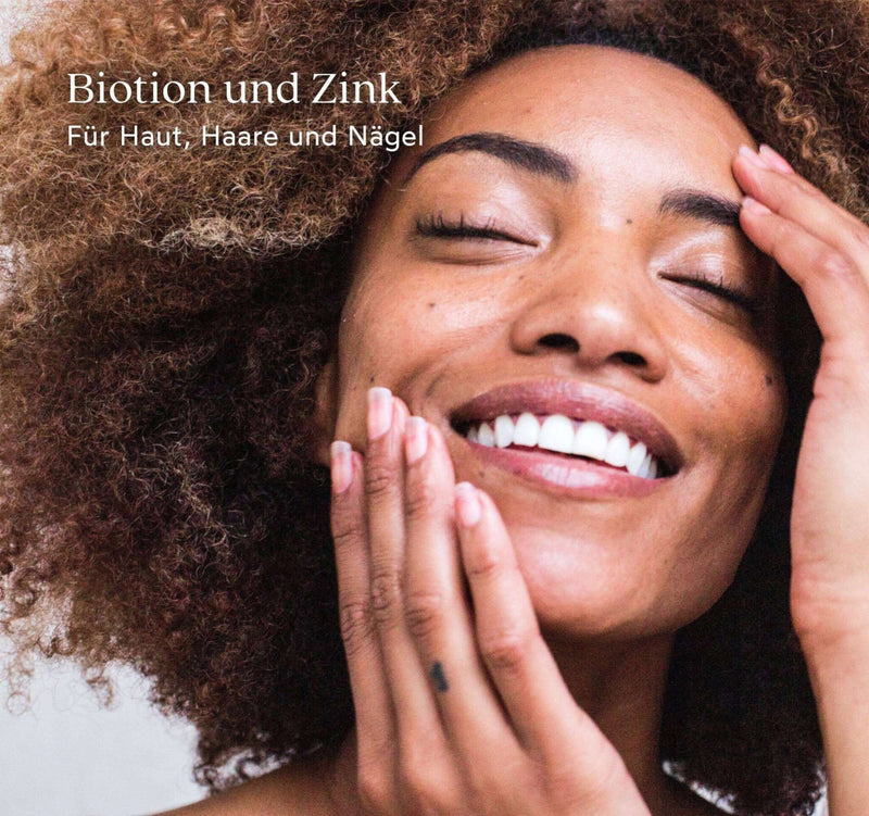 Ein Bild mit dem Text "Biotin und Selen" und dem Untertitel "Für Haut, Haare und Nägel." Der Hintergrund zeigt eine Person mit lockigem Haar, die ihr Gesicht hält, was den Fokus auf Schönheit und Gesundheit betont.