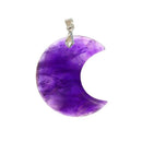 Ein halbmondförmiger Anhänger aus poliertem violettem Amethyst mit einer silbernen Öse.