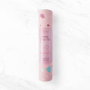 Eine eingerollte rosa Myga Terrazzo Yogamatte mit buntem Mosaikmuster und einer Papierhülle, auf der eine Yoga-Pose abgebildet ist.