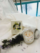 Tiegel und Schachtel der Rosmarin-Eukalyptus-Badesalze auf einem weißen Handtuch am Pool mit frischem Rosmarin.