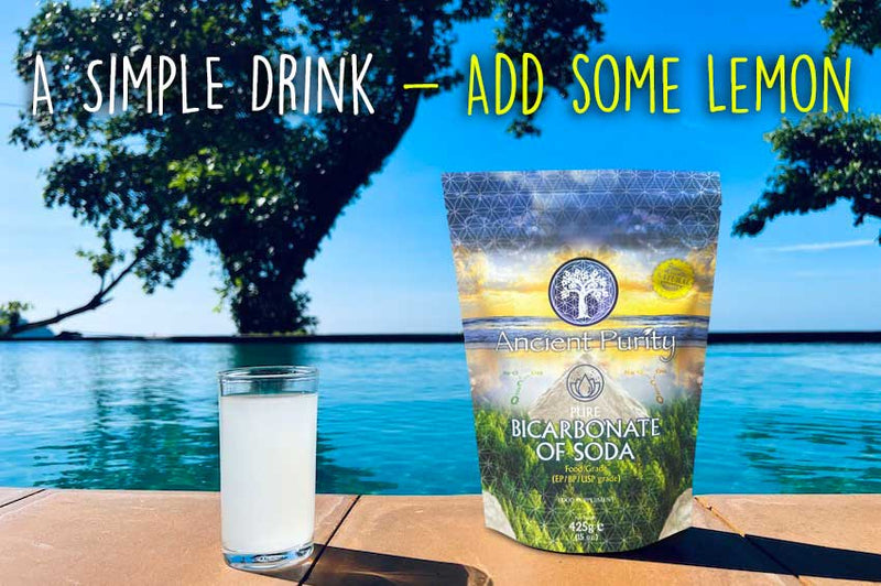 Eine Werbegrafik für Backpulver von Ancient Purity, die die Packung und ein Glas mit einer weißen Flüssigkeit am Rand eines Schwimmbeckens zeigt, mit dem Text „A SIMPLE DRINK - ADD SOME LEMON“.