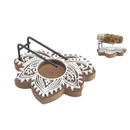 Ein hölzerner Weihrauch- und Salbeibrenner in Lotusform mit weißem Schnitzmuster und Metallhalterung.