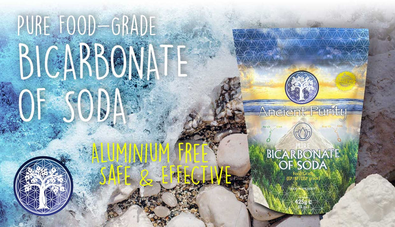 Eine Werbegrafik für "Pure Food-Grade Bicarbonate of Soda" von Ancient Purity, die die Verpackung vor einer Küstenlandschaft zeigt, mit Wellen, Felsen und dem Slogan "ALUMINIUM FREE SAFE & EFFECTIVE".