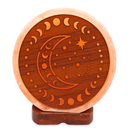 Eine runde, geschnitzte Salzlampe mit einem Mondphasen-, Halbmond- und Stern-Design in einem Holzrahmen auf einem dunklen Holzsockel.