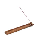 Ein einzelnes Räucherstäbchen in einem langen, dunklen Holzhalter.