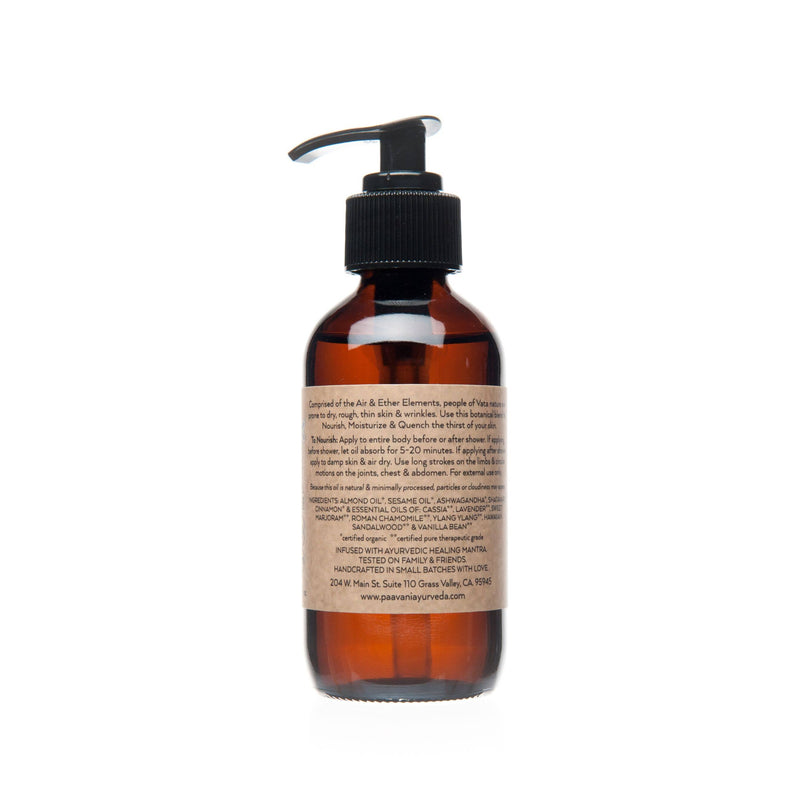 Eine Nahaufnahme des rückseitigen Etiketts der PAAVANI Vata Nourishing Body Oil Flasche. Das Etikett beschreibt die Eigenschaften des Öls für Vata-Hauttypen, Anwendungshinweise zur Pflege und Feuchtigkeitspflege und listet Inhaltsstoffe wie Mandelöl, Sesamöl, Ashwagandha und verschiedene ätherische Öle auf.