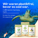 Ein Bild einer Meeresschildkröte unter Wasser mit der Botschaft "Wir waren plastikfrei, bevor es cool war. Myvial. Natürlich. Nachhaltig. Für dich. Für morgen. Für unsere Erde.", und drei myvial Bio-Nahrungsergänzungsmittel (Moringa, Matcha, Mariendistel Komplex) in recycelbarer Verpackung.