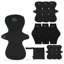 Kollektion schwarzer wiederverwendbarer Menstruationsbinden in verschiedenen Größen (mittelstark, mittelleicht) und einer Tragetasche, alle von "Bamboozy".