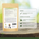 Etikett eines Lebensmittels in einem braunen Beutel mit detaillierten Dosierungs- und Verwendungshinweisen zum Hinzufügen zu Säften oder Smoothies vor einem natürlichen Hintergrund.