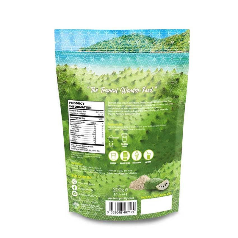 Die Rückseite einer "Ancient Purity Soursop Powder"-Verpackung, mit Texten zu Produktinformationen, Verwendungsvorschlägen und dem Satz "The Tropical Wonder-Food". Die Verpackung zeigt Abbildungen einer Soursop-Frucht und des Pulvers.