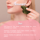 Nahaufnahme einer Person, die ein herzförmiges Gua-Sha-Werkzeug aus grünem Jade auf ihrer Wange verwendet, mit Text-Overlay, der die „Uses“ (Verwendung) von Massagegeräten zur Entspannung des Gesichts und zur Verbesserung der Durchblutung erläutert.