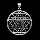 Ein silberner geometrischer Anhänger, der das Sri Yantra- oder Merkaba-Design der heiligen Geometrie in einem kreisförmigen Rahmen darstellt. Die Mitte enthält einen kleinen dunkelvioletten Edelstein