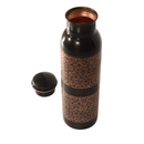 Antike Flasche aus Schwarz und Kupfer mit Blumenmuster und dem Deckel daneben.