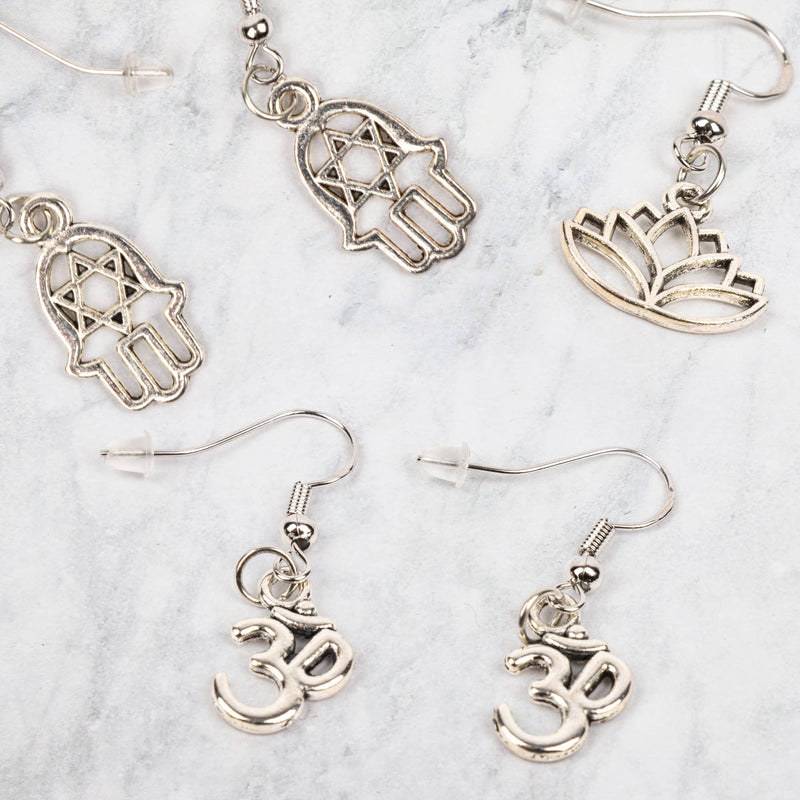 Boucles d'oreilles Hamsa avec lotus et Om – symbolisme et style combinés