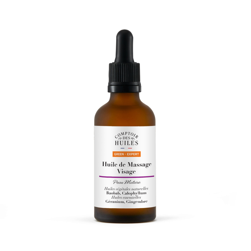  Eine bernsteinfarbene Glasflasche von "Comptoir des Huiles" mit Pipette, beschriftet als "Huile de Massage Visage" für reife Haut, ein "Green Expert" Produkt mit Baobab-, Calophyllum-, Geranium- und Ingwerölen.