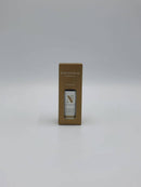 Kleine braune Pappschachtel mit einer Flasche Ylang-Ylang-Öl.