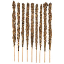 Das Bild ist eine vertikale Aufnahme von zehn groben Räucherstäbchen, die mit einer dicken, stark strukturierten Mischung aus braunen, grünen und hellen, getrockneten Kräutern bedeckt sind. Jedes Stäbchen ist auf einem dünnen, natürlichen Holzkern befestigt, der unten sichtbar ist, und alle sind vor einem weißen Hintergrund angeordnet.