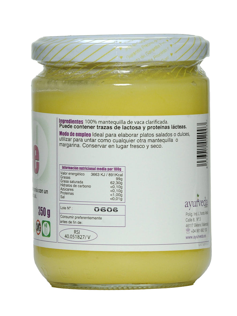 Das rückseitige Etikett eines Glasgefäßes mit "Ayurveda autentico Ghee" (geklärte Butter), das 350g Gewicht anzeigt. Es gibt die Inhaltsstoffe als 100 % geklärte Kuhbutter an und liefert Nährwertinformationen pro 100g sowie Zertifizierungslogos.