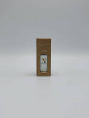 Kleine braune Pappschachtel mit einer Flasche Wacholderöl (Zimbro).