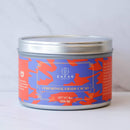 Dose mit 226,8 g (8 oz) zeremoniellem Kakao von Cacao Laboratory, Aufschrift "Ceremonial Grade Cacao", bunte Verpackung in Rot und Blau mit silbernem Deckel.