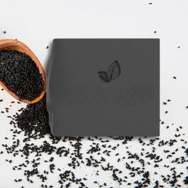 Natürliche Bio-Seife mit Schwarzkümmelöl, Aktivkohle & Meersalz – sanfte Detox-Pflege