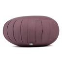 Rundes pflaumenfarbenes Meditationskissen mit plissierten Seiten und kleinem Logo-Etikett, auf weißem Hintergrund.