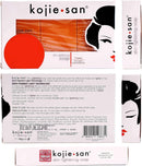 Eine detaillierte Ansicht der Schachtel der Kojie.san Skin Lightening Soap Classic, die die Vorderseite mit drei sichtbaren orangefarbenen Seifenstücken und eine Seitenwand mit der vollständigen Produktbeschreibung, Inhaltsstoffen (einschließlich Kojisäure, Kokosöl und Teebaumöl), Anweisungen und Chargeninformationen zeigt.