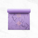 Eine Flasche Zinzino BalanceOil mit Tutti-Frutti-Geschmack, einer bunten Molekülgrafik und dem „Superior Taste Award 2025“-Siegel.