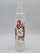 Eine hohe Sprühflasche mit „Rose Bulgarian Hydrosol“ Blütenwasser, versehen mit einer Illustration rosa Rosen auf einem weißen Etikett.