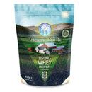 Ein 450-g-Beutel Ancient Purity Living Whey Proteinkonzentrat mit einer Bauernhoflandschaft.