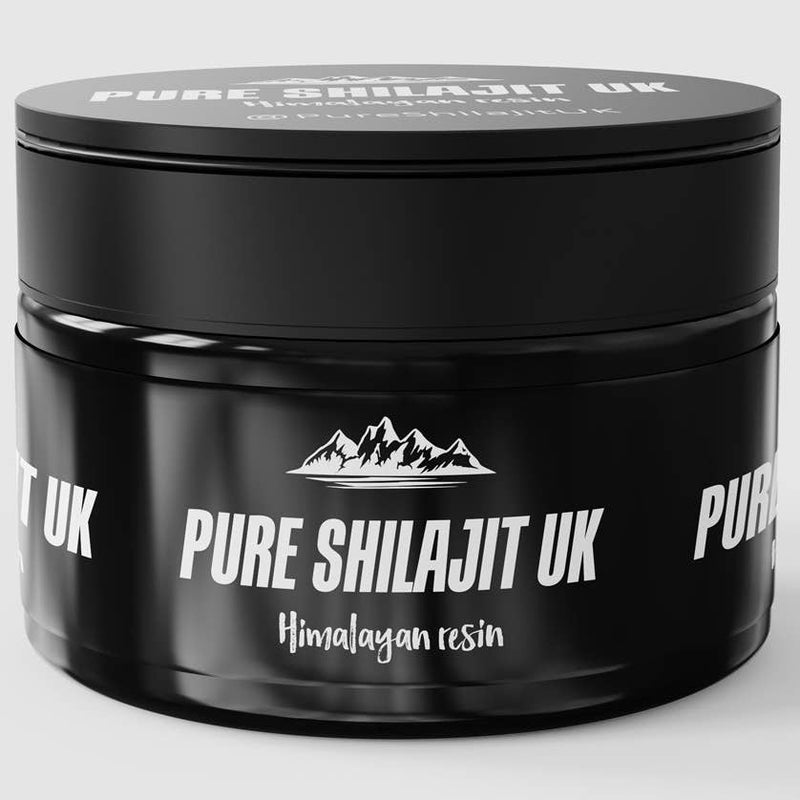 Ein schwarzes Glas mit "PURE SHILAJIT UK Himalayan resin", mit weißen Berg- und Textgrafiken.