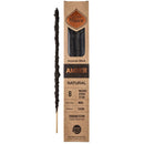ein Stäbchen dunkles, grobes Räucherwerk neben seiner braunen Kartonverpackung. Das Produkt ist Sagrada Madre AMBER NATURAL Räucherstäbchen. Die Schachtel gibt an, dass sie 8 Stäbchen à 23 cm enthält, Kräuter aus Indien verwendet, eine EXTRA Brenndauer hat und zur TRANSFORMATION dient.