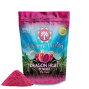 Ein pinker Beutel mit der Aufschrift „Ancient Purity Dragon Fruit Powder“ und ein Haufen pinkes Pulver davor, auf einem weißen Hintergrund.