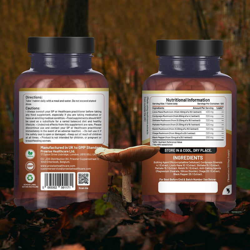 Eine Prowise Mushroom Complex Flasche auf einem Waldboden mit Pilzen und Herbstblättern. Die Rückseite zeigt die Nährwertinformationen und Gebrauchsanweisungen des Nahrungsergänzungsmittels.